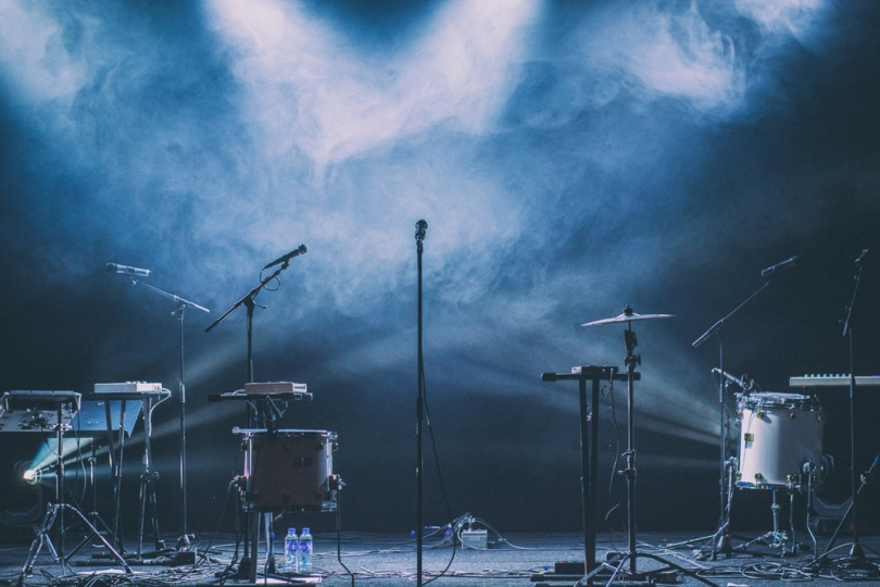 Za zničené nástroje nebo rovnou elektrošok do těla žádné punkové zpívání v dešti nestojí. | Foto: Magnus Lunay (Unsplash) Za zničené nástroje nebo rovnou elektrošok do těla žádné punkové zpívání v dešti nestojí. | Foto: Magnus Lunay (Unsplash)