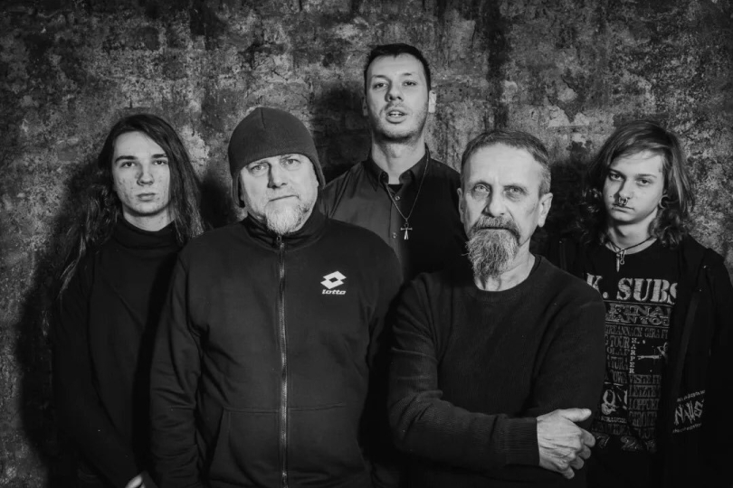 Prouza se nevrací jako kapela, co by chtěla dohnat trendy. | Foto: FB umělce