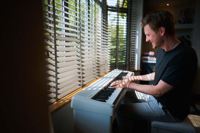 Nástupce populárního FP-30X zachovává klaviaturu PHA-4, ale přidává Piano Reality Sound Engine, nově řešené vestavěné ozvučení, USB-C a integrovanou Wi-Fi. | Foto: Roland