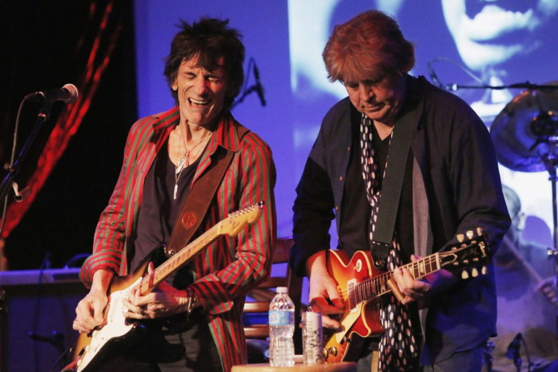 Ronnie Wood s Mickem Taylorem se vzájemně doplňují a předvádí nádherné kytarové duely. | Foto: Archiv Ronnie Wood s Mickem Taylorem se vzájemně doplňují a předvádí nádherné kytarové duely. | Foto: Archiv