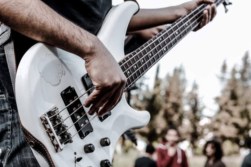 Baskytara je úžasný nástroj a basové linky jsou nepostradatelnou složkou každého hitového songu | Foto: Seif Eddin Khayat, Unsplash 