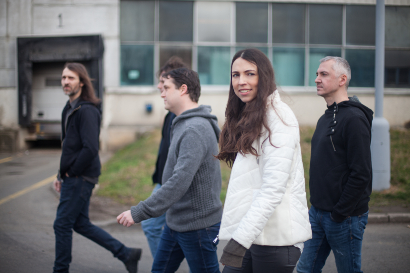 Frontmanka kapely Tereza Karásková vyslovuje pocity čerstvých čtyřicátníků, kteří touží už konečně žít vlastní život a zároveň jsou stále ještě paralyzovaní představami, jak by jejich život měl vypadat. | Foto: Nikola Ramešová