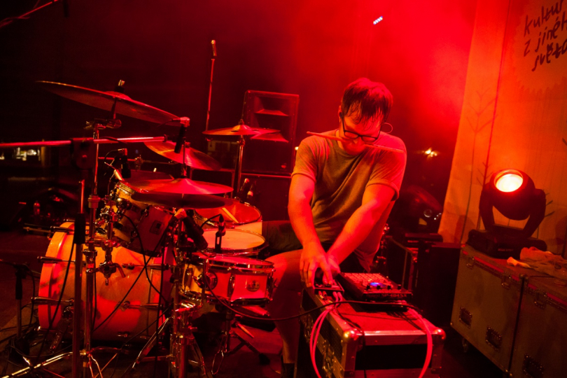 Promotérství je větší dřina než za bicími, musíte někdy zatnout zuby; foto: Pavel Strážay (Adam Betts)
