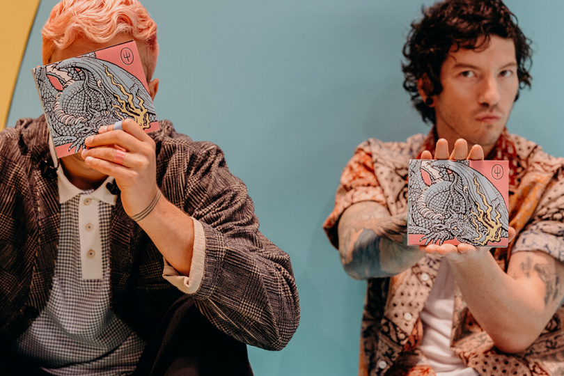 Optimistický kabátek aktuálního alba Twenty One Pilots skrývá vyrovnávání se s pocity úzkosti, samoty, nudy a pochyb | Foto: Aerofilms