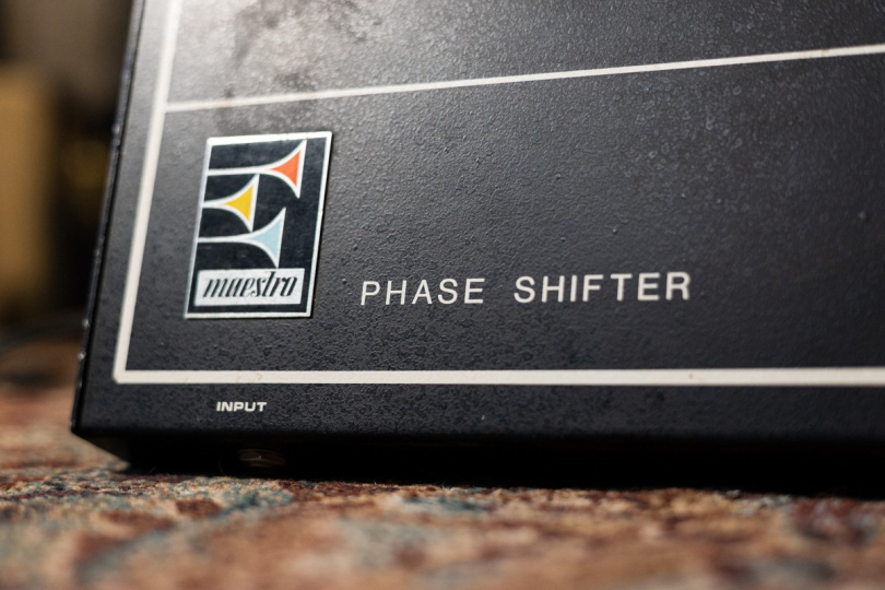 Phase shifter rozdělí signál na dva (jeden čistý a jeden zefektovaný). Druhý signál je následně prohnán několika filtry a následně nízkofrekvenčními oscilátory. Následným smícháním obou signálů vzniká phase efekt.