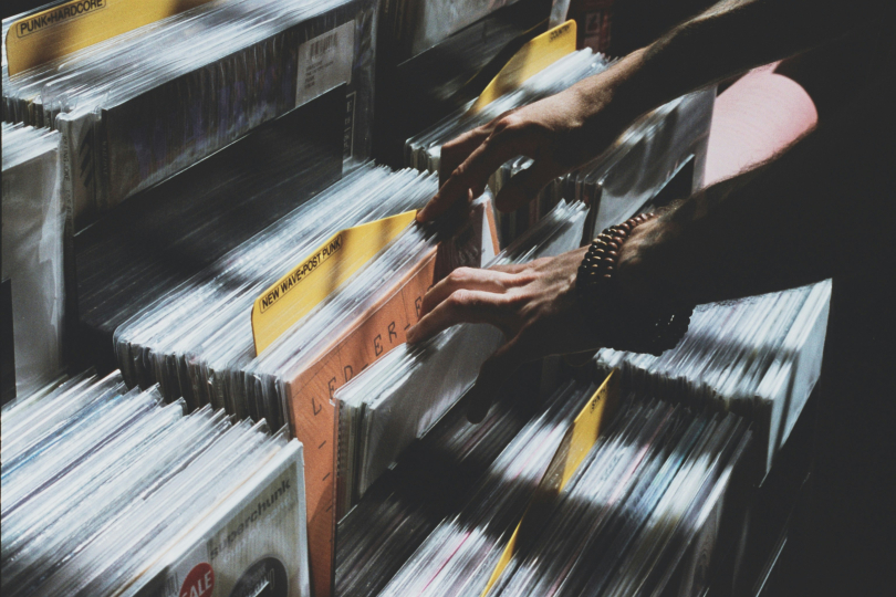 V polovině první dekády nového století – kde se vzaly, tu se vzaly – se znovu objevily vinyly. Formát, o kterém byli ještě pár let předtím všichni skálopevně přesvědčeni, že už je definitivně pravěkem. A hle, jejich obliba roste dodnes. | Foto: Unsplash