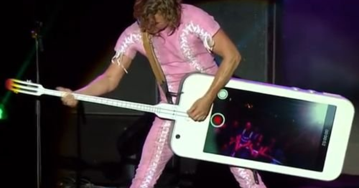 Basa ve stylu gigantického iPhonu | frontman.cz