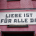 "Lieber is für alle da" od Marca Wathieu licencována pod CC BY 2.0. "Lieber is für alle da" od Marca Wathieu licencována pod CC BY 2.0.