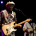 Buddy Guy dávno před Jimim Hendrixem udělal z hraní velké divadlo | Foto: Bruce, CC BY-NC-SA 2.0