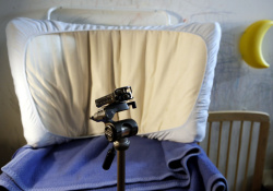 Přebalovací pult s matrací z dětské postele vytvoří paraván kolem rekordéru