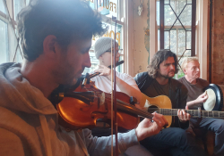 Trad session s Ellen McGovern a Benem Trumanem v The Green Man, Liverpool | Foto: Loes van Schaijk