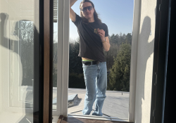Jan Šmaus a chvilka odpočinku, než začne točit další take svýho sóla v singlu Dům nad údolím