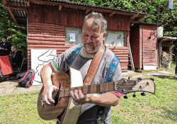 Folkový bard Drobek zkouší jedinou kytaru svého druhu | Foto: archiv autora
