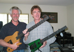 Allan Holdsworth a jeho barytonka DeLap (menzura 38")  | Foto: Bill DeLap