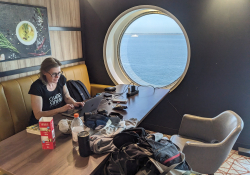 Loes pracuje na reportáži z turné trajektem z Doveru do Dunkerque | Foto: Honza Bartošek