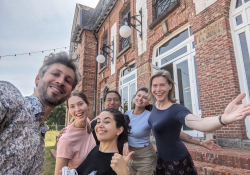 Loes a Honza v Casinu van Gompel s dobrovolníky, kteří v současné době pomáhají s jeho rekonstrukcí: Sophie (USA), Jesus (MX), Virginia (AR) a Candela (AR) | Foto: Honza Bartošek