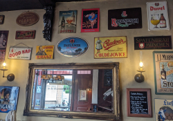 Retro reklama na české pivo v nejstarší nijmegenské hospůdce In de Blaauwe Hand | Foto: Honza Bartošek