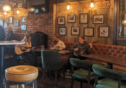 Mladé muzikantky hrající výbornou tradiční hudbu v baru Phoenix v Belfastu | Foto: Honza Bartošek