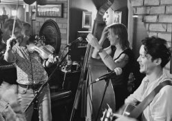 Loes & The Celtic Link v McCarthy’s Bar, Westport | Foto: Jennifer Kirk