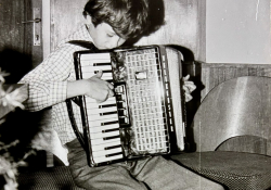 Mladý akordeonista, tenkrát ještě ani doktor ani Hyenik | Foto: archiv autora
