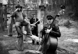 Ptaszek & Stehlík & Čihák (Screaming the Blues), Elvis Čihák vzpravo. | Foto: Zdeněk Zrůst