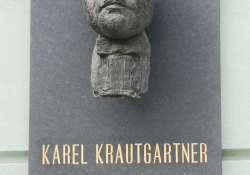 Pamětní deska Karla Krautgartnera na jeho rodném domě v Mikulově. | Foto: wikipedie