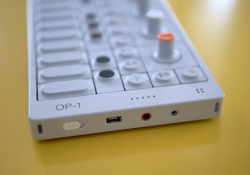 Teenage Engineering OP-1 (foto Dušan Krejdl)