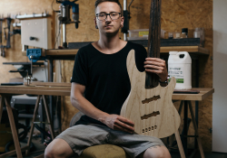 Třetí člen týmu Jarda Kožár, pomáhá vyrábět | Foto: Badstroke Guitars