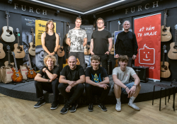 Stojící zleva kategorie Super Hero: Jakub Soukup, David Sedláček, Tomáš Sršeň a Roman Boiko. Sedící Cool Hero: Lukáš Petříček, Tomáš Klusoň, Jakub Ballay, Kryštof Holeček. | Foto: Dita Havránková
