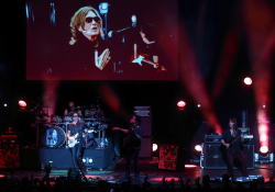 Hodinu a půl dlouhý set byl nadupaný kytarovými riffy a samozřejmě hlavně dlouhými, technicky dokonalými sóly. | Foto: Live Nation