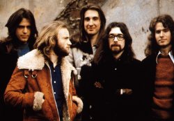 Nejslavnější sestava z první poloviny 70. let. Zleva Peter Gabriel, Phil Collins, Mike Rutherford, Steve Hackett a Tony Banks.