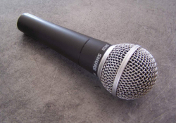 Typický live dynamický mikrofón, dnes už klasika SM-58
