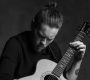 Podle Adriana Bellue mají lidé v Evropě k hudbě větší úctu. Poslouchají ji tu srdcem, zatímco v Americe je to často víc o show. | Foto: Furch Guitars