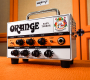 Orange Baby Terror nabízí výkon 20 wattů, plnohodnotné korekce a možnosti studiového připojení v aparátu, který se vejde do batohu. | Foto: Orange