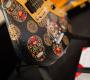 Detail na na kytaru Fender od kytaráře Davida Browna s ilustracemi Sarah Gallenberger. | Foto: Martin Novotný