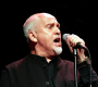 Peter Gabriel je ve svém výkonu stále odvážně melodický, jasný a výrazný. | Foto: Skoll World Forum/Wikimedia Commons