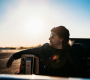 Až se po dlouhé noci za volantem auta nad obzorem konečně vyhoupne slunce, nalaďte si Christiana Lofflera. I Foto: Chris on Unsplash