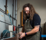 Andy Hicks začal experimentovat s nástroji už ve dvaceti – měnil snímače, přepojoval elektroniku a hledal svůj ideální zvuk. | Foto: Fender Custom Shop