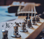 Ladění začíná u strun. Výběr těch správných ovlivní zvuk i váš pocit ze hry. | Foto: Utsav Srestha, Unsplash