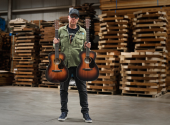 Martin nabízí Bonamassovu předlohu ve dvou pojetích – jako prémiovou americkou 00-18 a dostupnější elektroakustickou 00-10E Retro. | Foto: Martin Guitars
