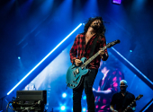 Foo Fighters natočili desku, na níž se sentimentální smutek pere s euforickou agresí, přitom písně zní neskonale nadčasově. | Foto: Andreas Lawen, Fotandi