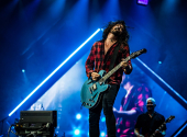 Foo Fighters natočili desku, na níž se sentimentální smutek pere s euforickou agresí, přitom písně zní neskonale nadčasově. | Foto: Andreas Lawen, Fotandi