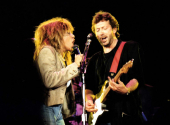 Eric Clapton boj se závislostí ustál, Tina Turner drogám nepropadla nikdy. 1987, společně ve Wembley | Foto: Wikipedie