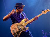 Marcus Miller se svým neodmyslitelným Fender Jazz Bass s javorovým hmatníkem, chromovanou krytkou snímače a typickým slapovým tónem. | Foto: Mezzo