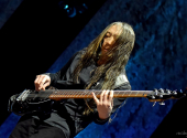 Baskytarista John Myung. Dream Theater se na pódiu vůbec nechovají hvězdně. Foto: Miloš Hlaváček