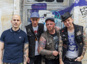 Fialkám se do jejich klasického punku podařilo přimíchat trochu rockovějšího nádechu, ale i taneční rozjuchanosti v rytmu ska. | Foto: archiv kapely