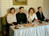 „City můžou být skutečné a silné, ale kontext, ve kterém vznikají, je často iluzorní,“ říká frontman Midnight Swimmers Stanislav Chyzhman. | Foto: Debora Loučková