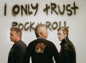 Kapela servíruje punk rock, kterému kontrabas dodává trošku jinou příchuť. | Foto: Facebook kapely