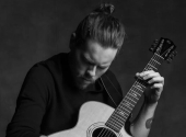 Podle Adriana Bellue mají lidé v Evropě k hudbě větší úctu. Poslouchají ji tu srdcem, zatímco v Americe je to často víc o show. | Foto: Furch Guitars