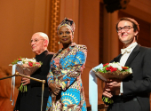 Dirigent Dennis Russell Davies, zpěvačka Angélique Kidjo a varhaník Christian Schmitt | Foto: Ivan Malý